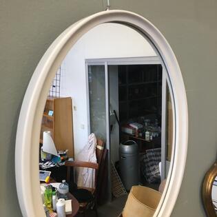 Weisser ovaler Spiegel