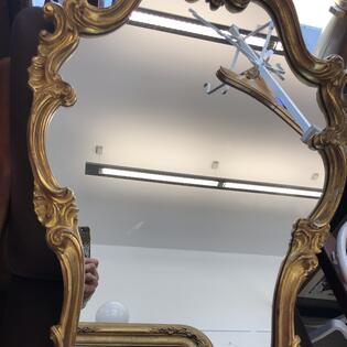 Spiegel mit Goldrahmen