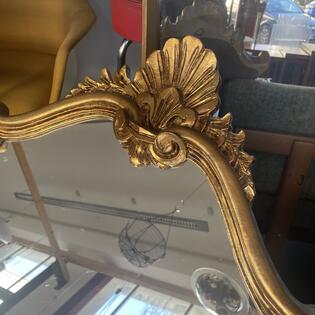 Goldener Spiegel verziert