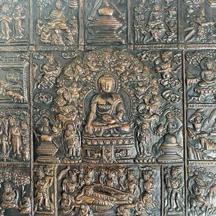 Geprägte Kupferplatte mit Motiven aus Buddhas Leben