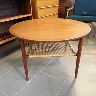 Runder Couchtisch aus Teakholz mit Ablage