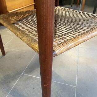 Runder Couchtisch aus Teakholz mit Ablage