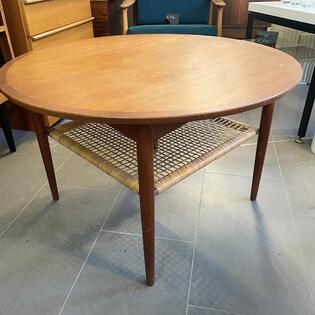 Runder Couchtisch aus Teakholz mit Ablage