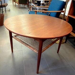 Runder Couchtisch aus Teakholz mit Ablage