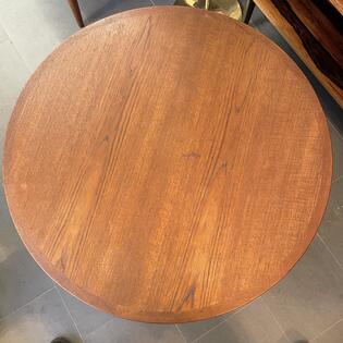 Runder Couchtisch aus Teakholz mit Ablage