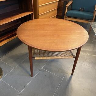 Runder Couchtisch aus Teakholz mit Ablage