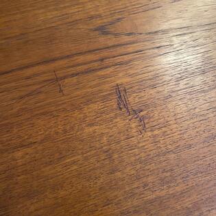 Runder Couchtisch aus Teakholz mit Ablage