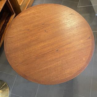 Runder Couchtisch aus Teakholz mit Ablage